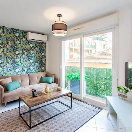 L44 1bdr Flat 10mins Walk To Port/balcon, Parking, Ac Nice