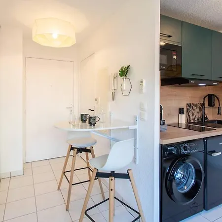 Apartment L44 1bdr Flat 10mins Walk To Port/balcon, Parking, Ac Nice